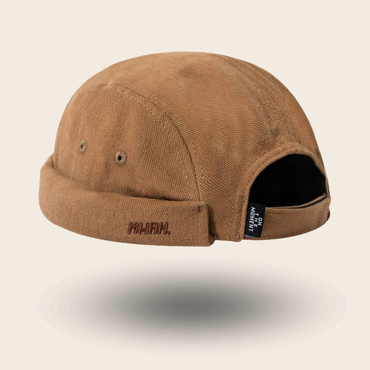Bonnet docker Mwah camel avec broderie Mwah, vue de trois quarts arrière
