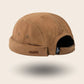 Bonnet docker Mwah camel avec broderie Mwah, vue de trois quarts arrière