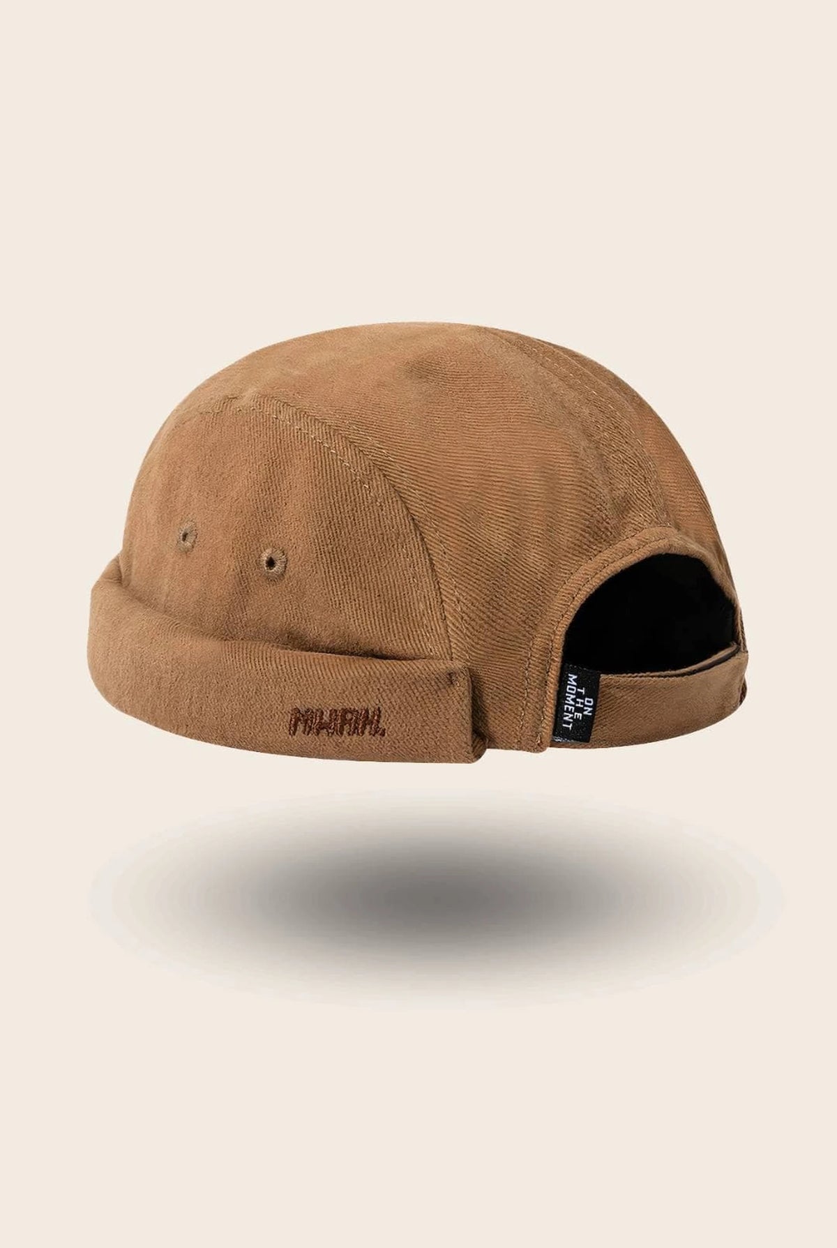 Bonnet docker Mwah camel avec broderie Mwah, vue de trois quarts arrière