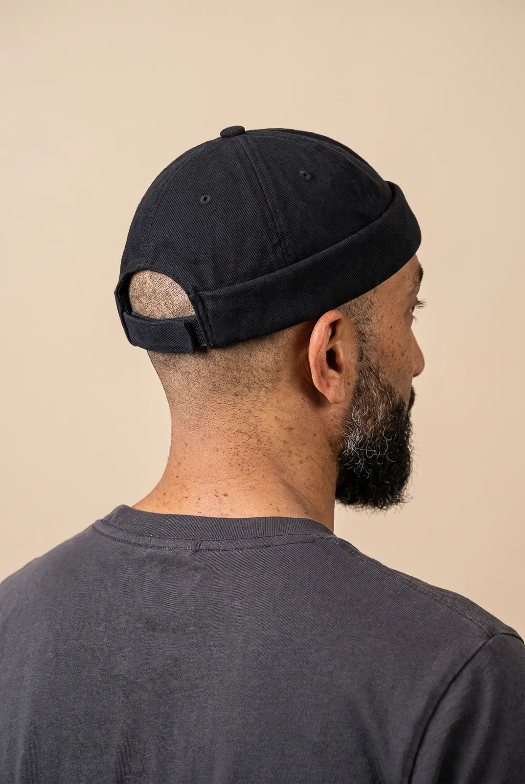 Bonnet docker Mwah écru porté par un homme, vue de dos sur la fermeture