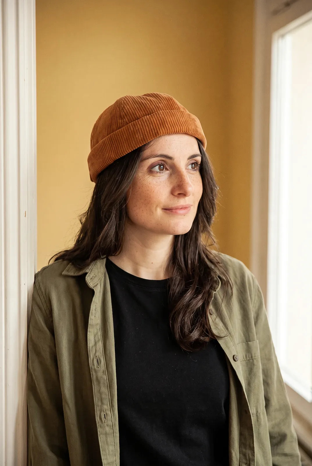 Bonnet docker Mwah écru porté par une femme en intérieur