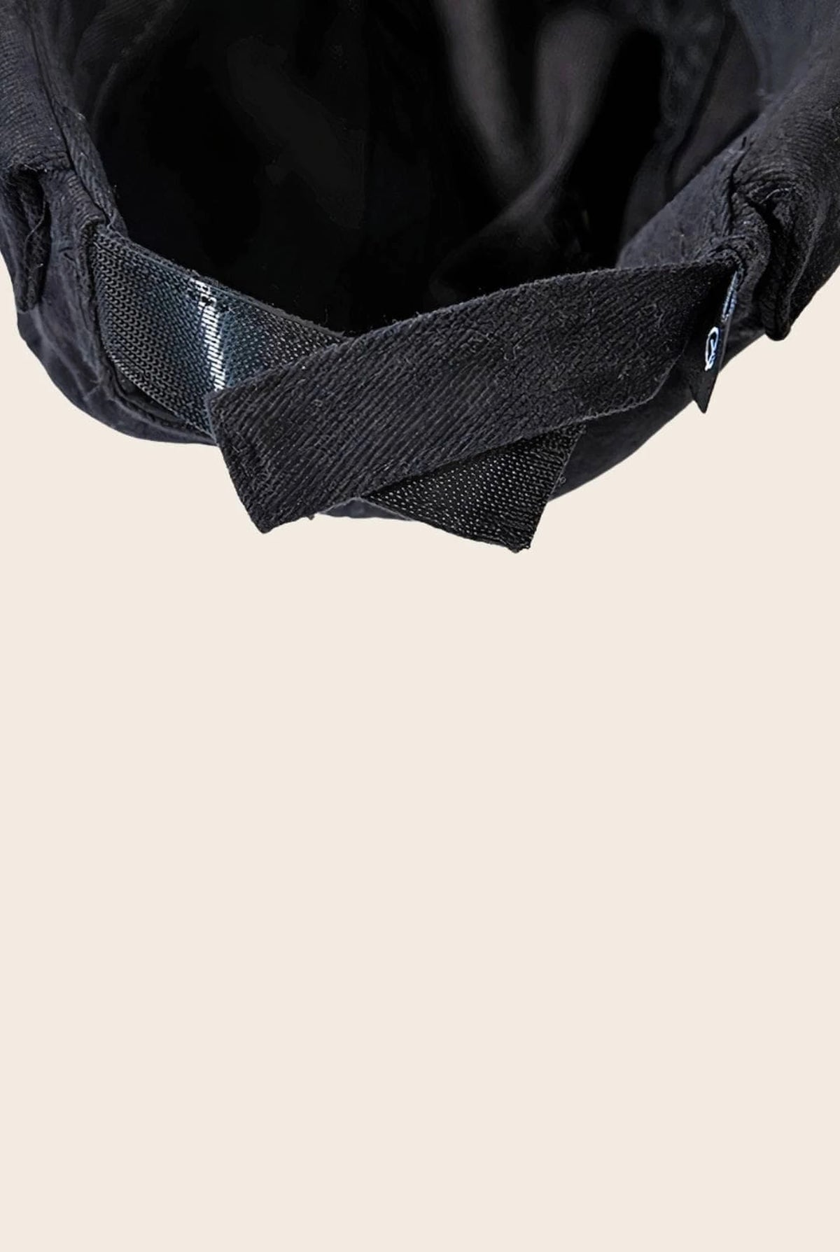 Gros plan sur la sangle de réglage du bonnet docker Mwah noir