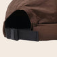Gros plan sur la fermeture réglable du bonnet docker Nylon marron