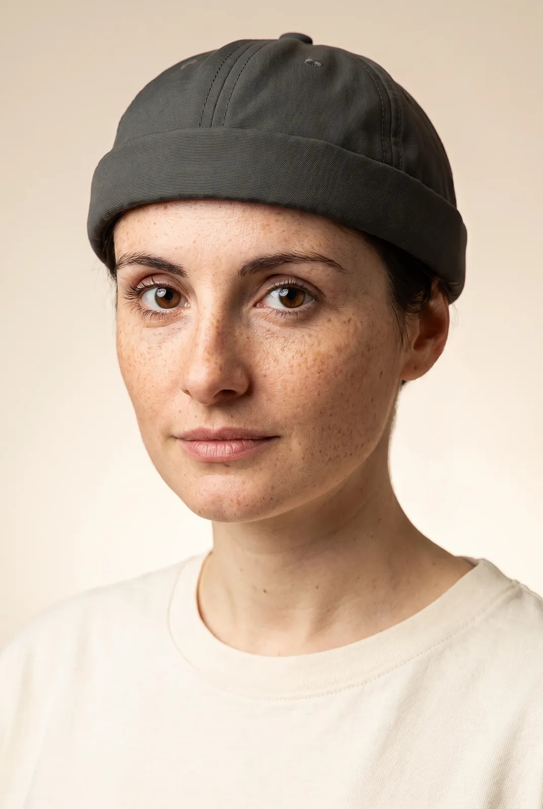 Bonnet docker Nylon marron porté par une femme, portrait