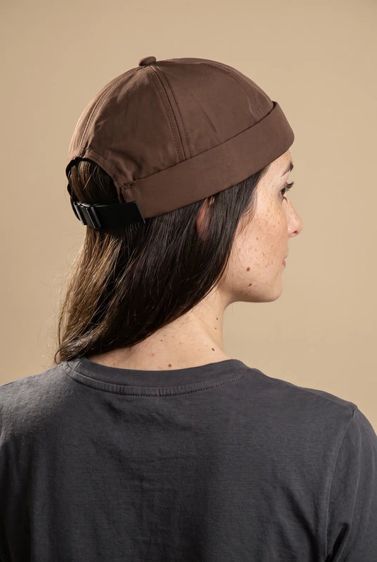 Bonnet docker Nylon marron porté par une femme, vue de dos sur la fermeture