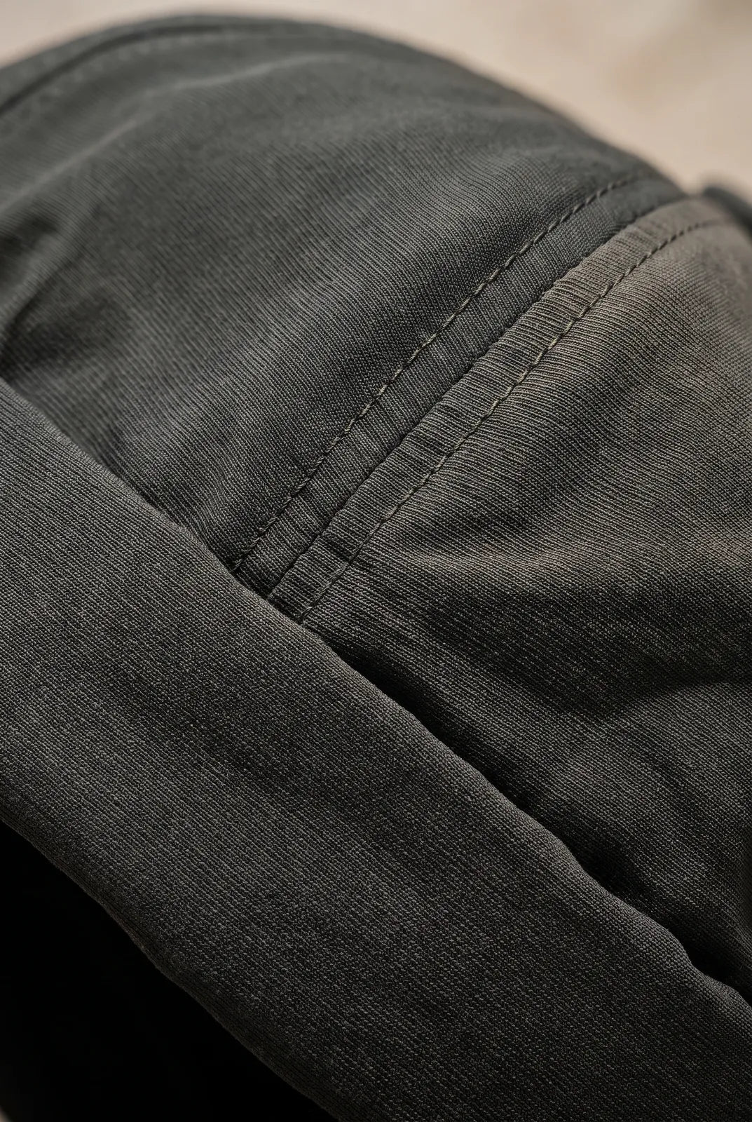 Gros plan sur la matière du bonnet docker Nylon marron