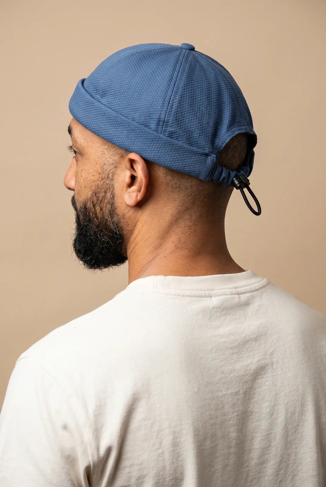 Bonnet docker Original en Coton vert foncé porté par un homme, vue de dos sur la fermeture