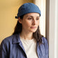 Bonnet docker Original en Coton vert foncé porté par une femme en intérieur