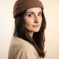 Bonnet docker Polaire tressé café porté par une femme, portrait