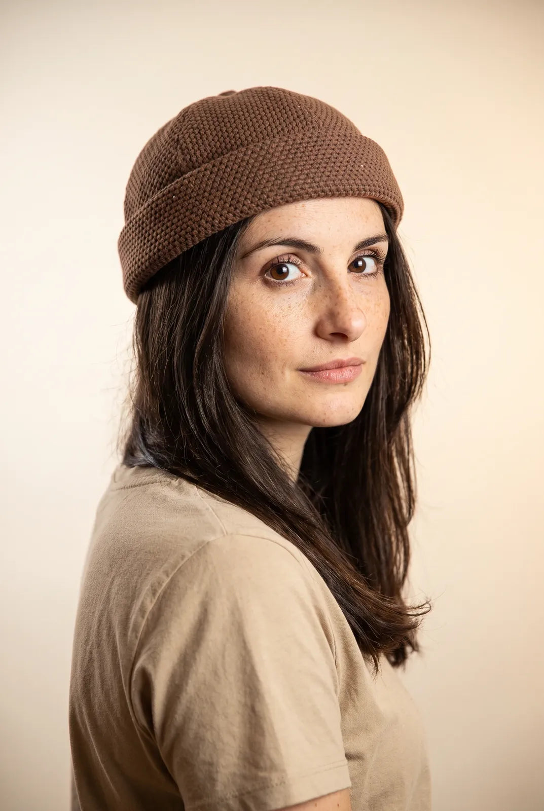 Bonnet docker Polaire tressé café porté par une femme, portrait