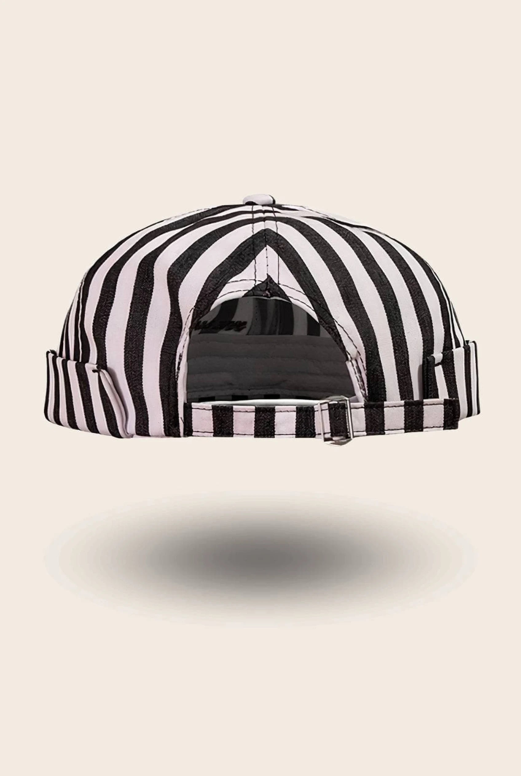 Bonnet docker à Rayures noir et blanc, vue de dos avec boucle réglable