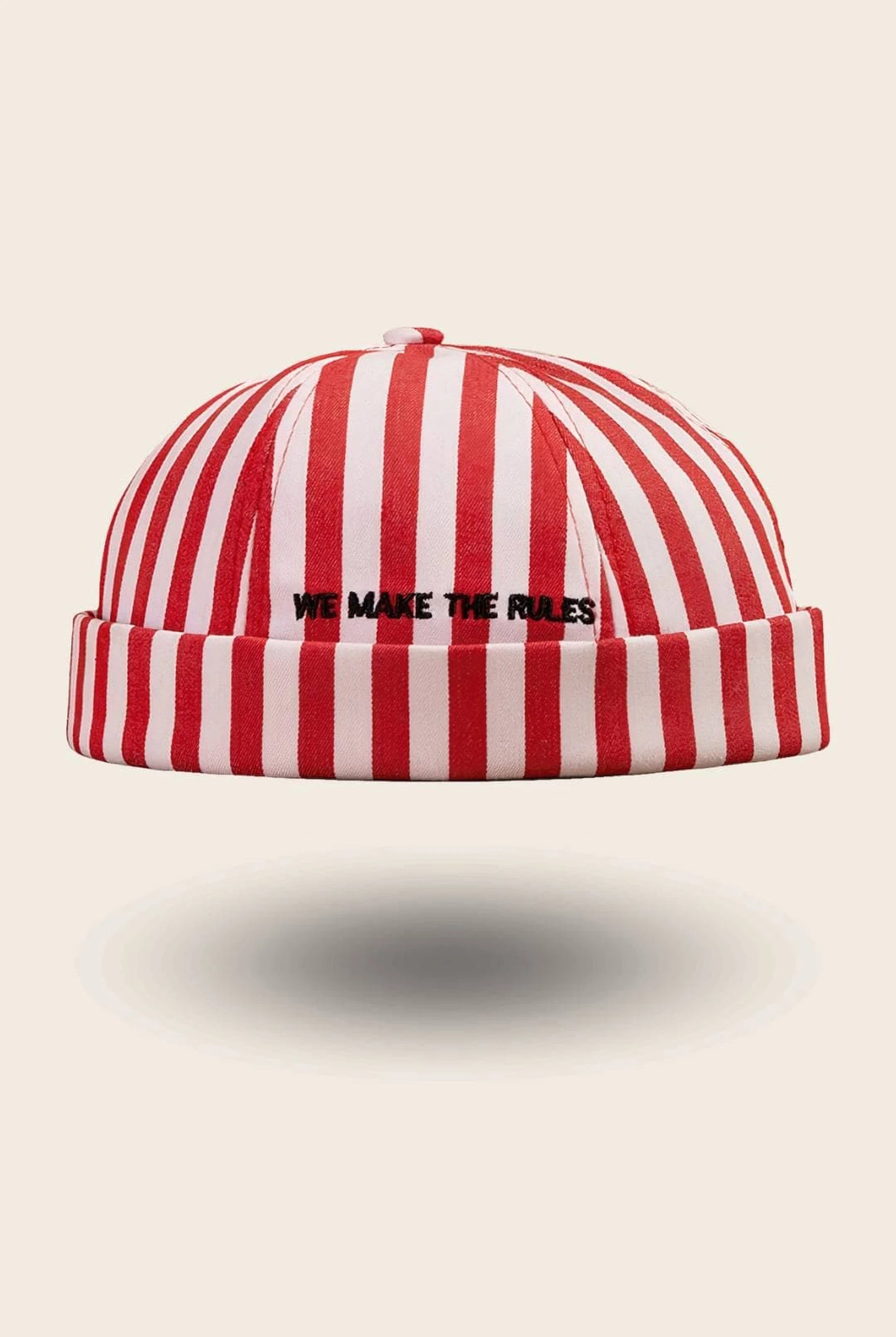 Bonnet docker à Rayures rouge et blanc, brodé We Make The Rules, vue de face