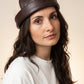 Bonnet docker Rétro noir & camel porté par une femme, portrait