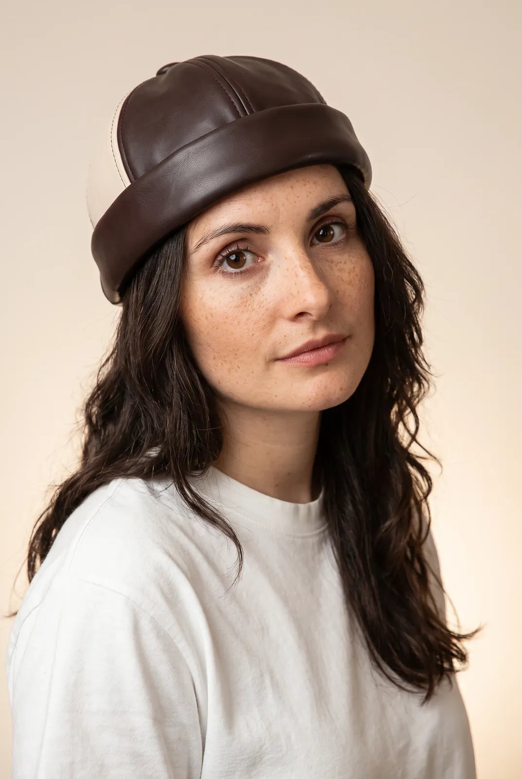 Bonnet docker Rétro noir & camel porté par une femme, portrait