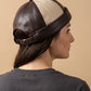 Bonnet docker Rétro noir & camel porté par une femme, vue de dos sur la fermeture