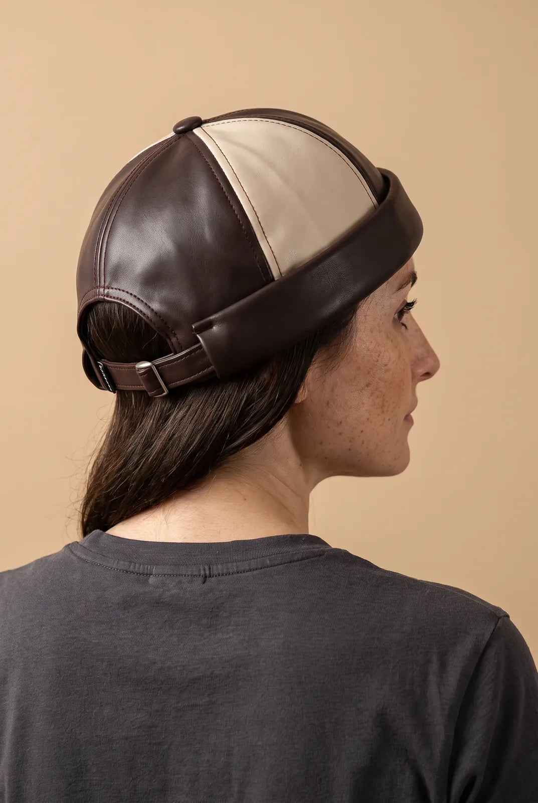 Bonnet docker Rétro noir & camel porté par une femme, vue de dos sur la fermeture