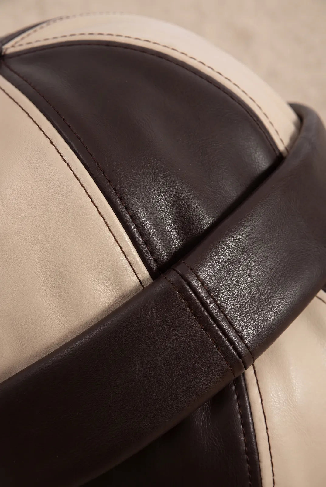 Gros plan sur la matière du bonnet docker Rétro noir & camel
