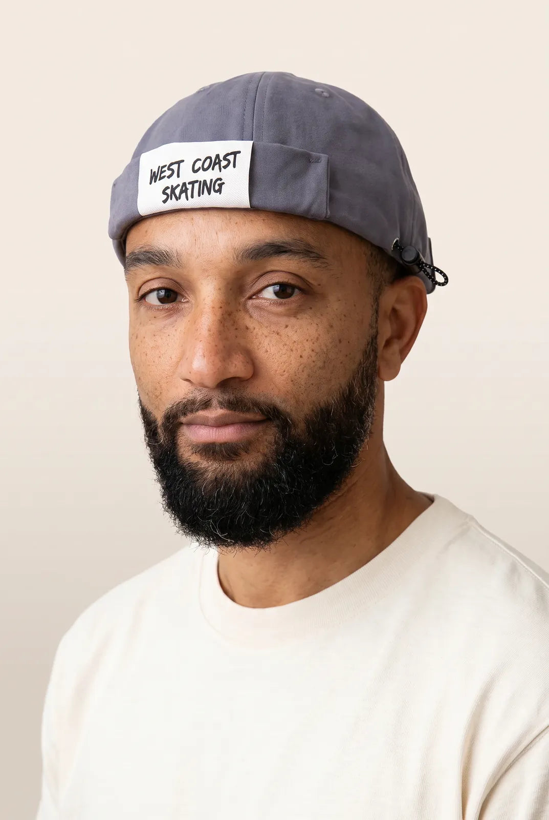 Bonnet docker Skate gris porté par un homme, portrait
