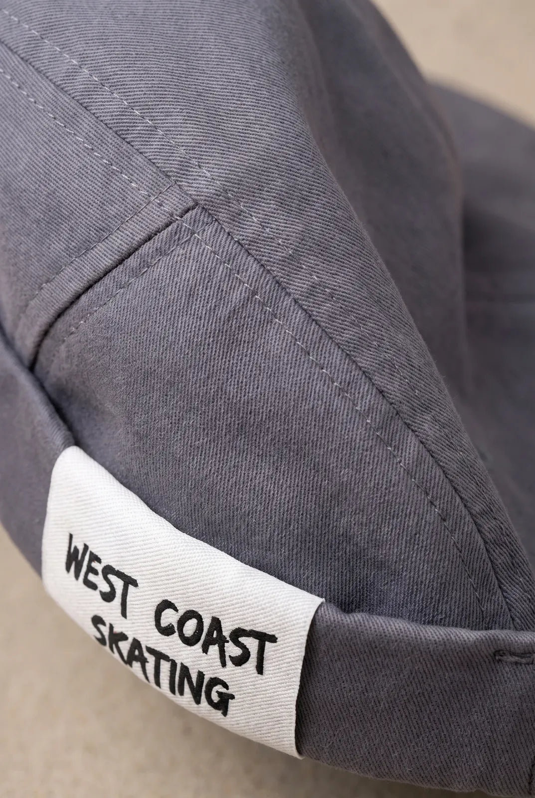 Gros plan sur la matière du bonnet docker Skate gris