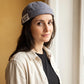 Bonnet docker Skate gris porté par une femme en intérieur