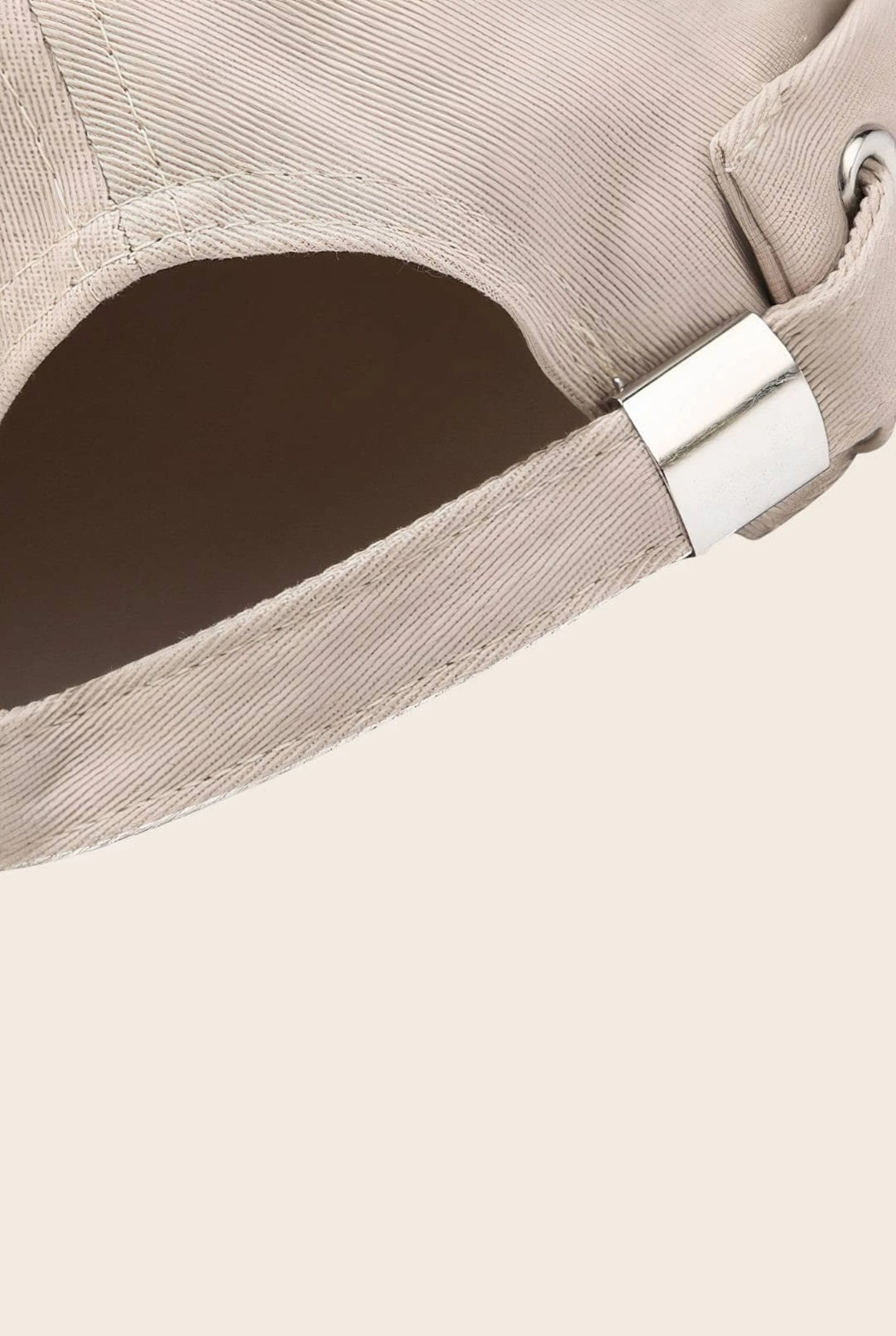 Gros plan sur la boucle de réglage du bonnet docker Smiley beige