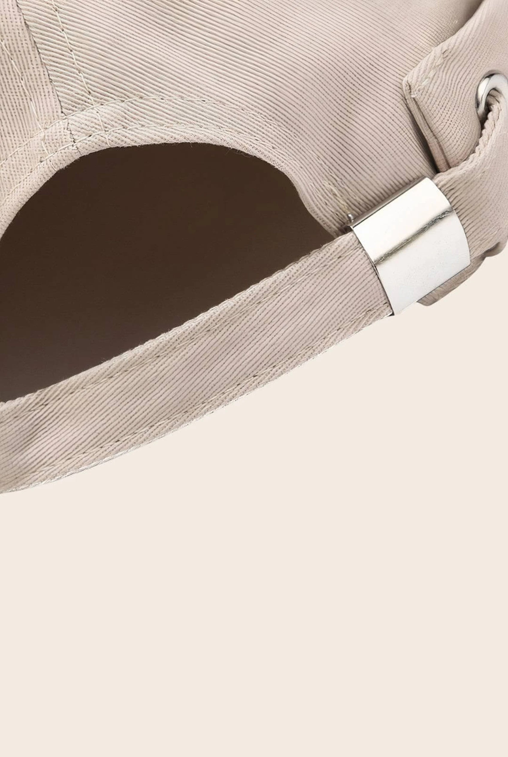 Gros plan sur la boucle de réglage du bonnet docker Smiley beige