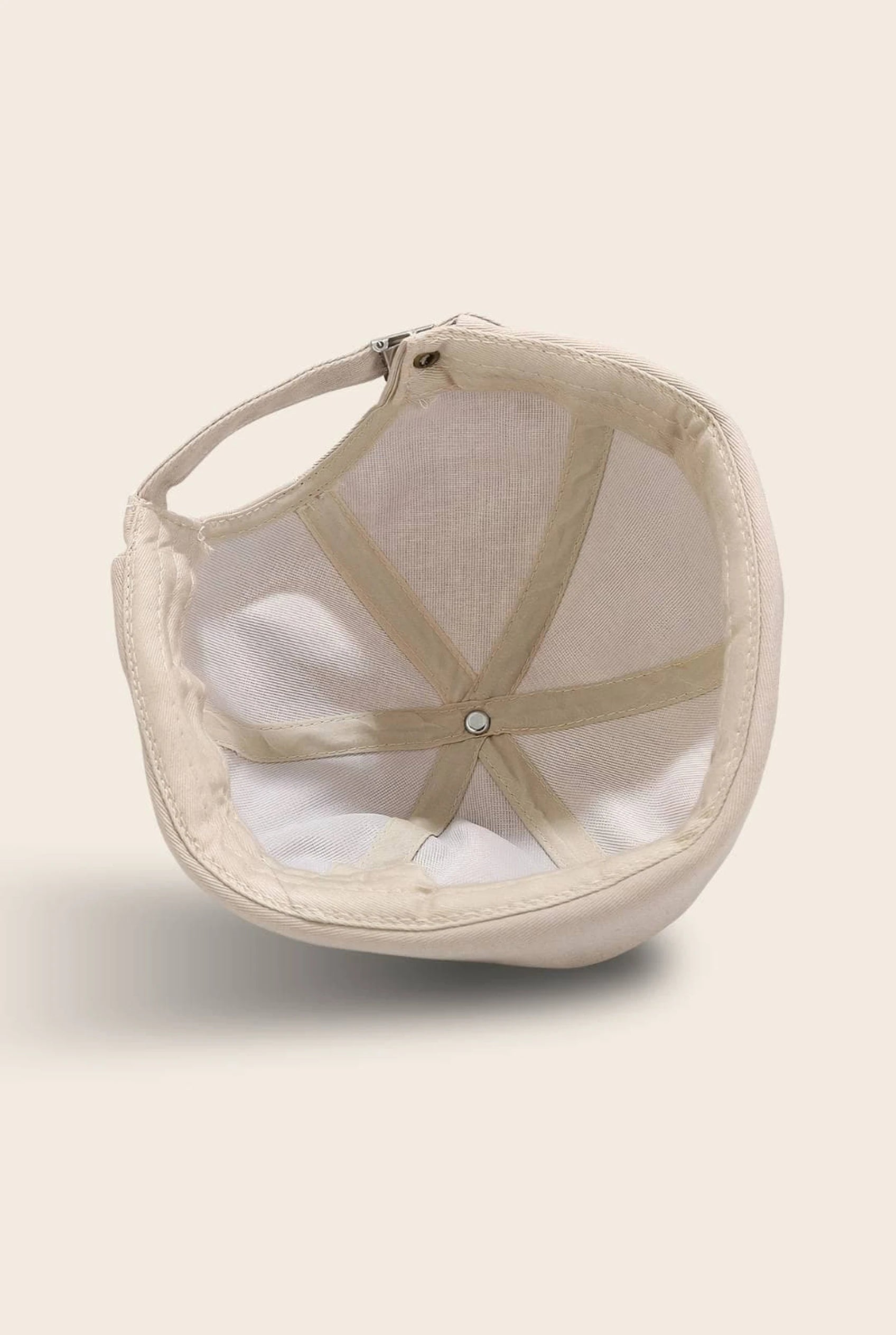 Intérieur du bonnet docker Smiley beige, doublure filet blanche