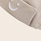Gros plan sur le patch smiley brodé du bonnet docker beige