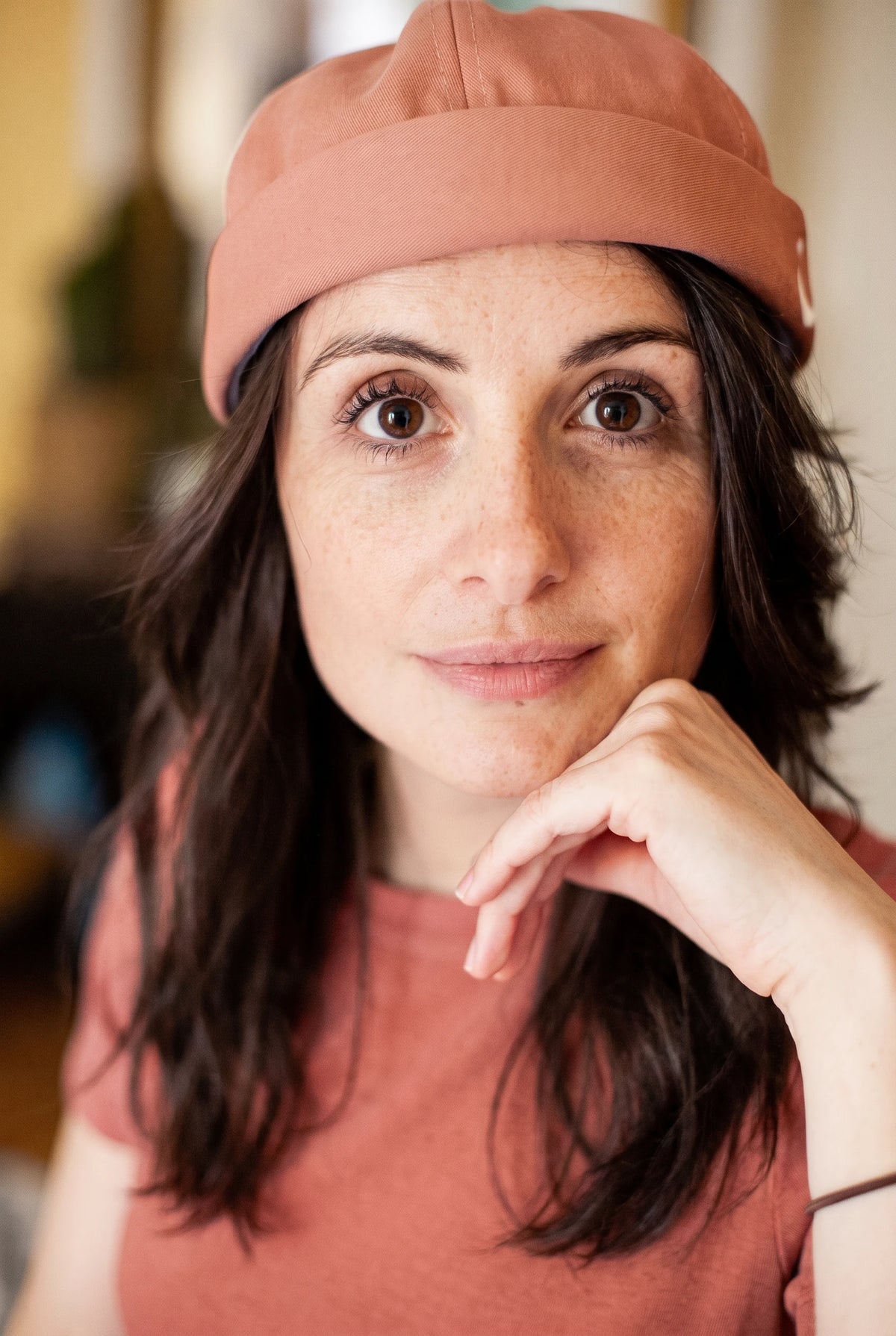Bonnet docker Smiley terracotta porté par une femme, portrait