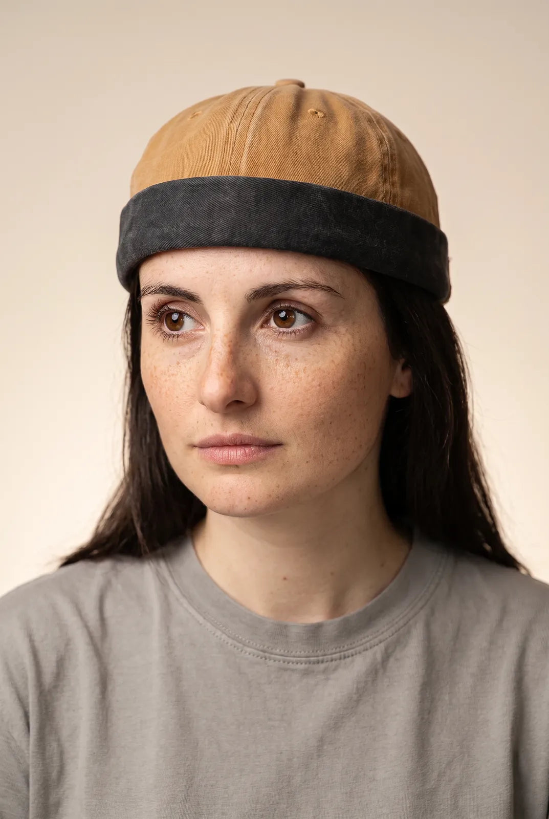 Bonnet docker Streetwear jaune porté par une femme, portrait