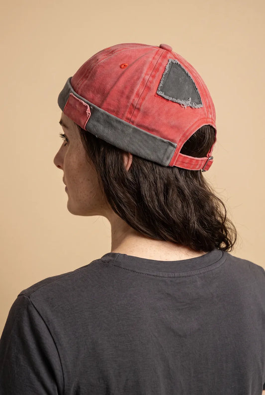 Bonnet docker Streetwear jaune porté par une femme, vue de dos sur la fermeture