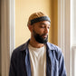 Bonnet docker Streetwear jaune porté par un homme en intérieur