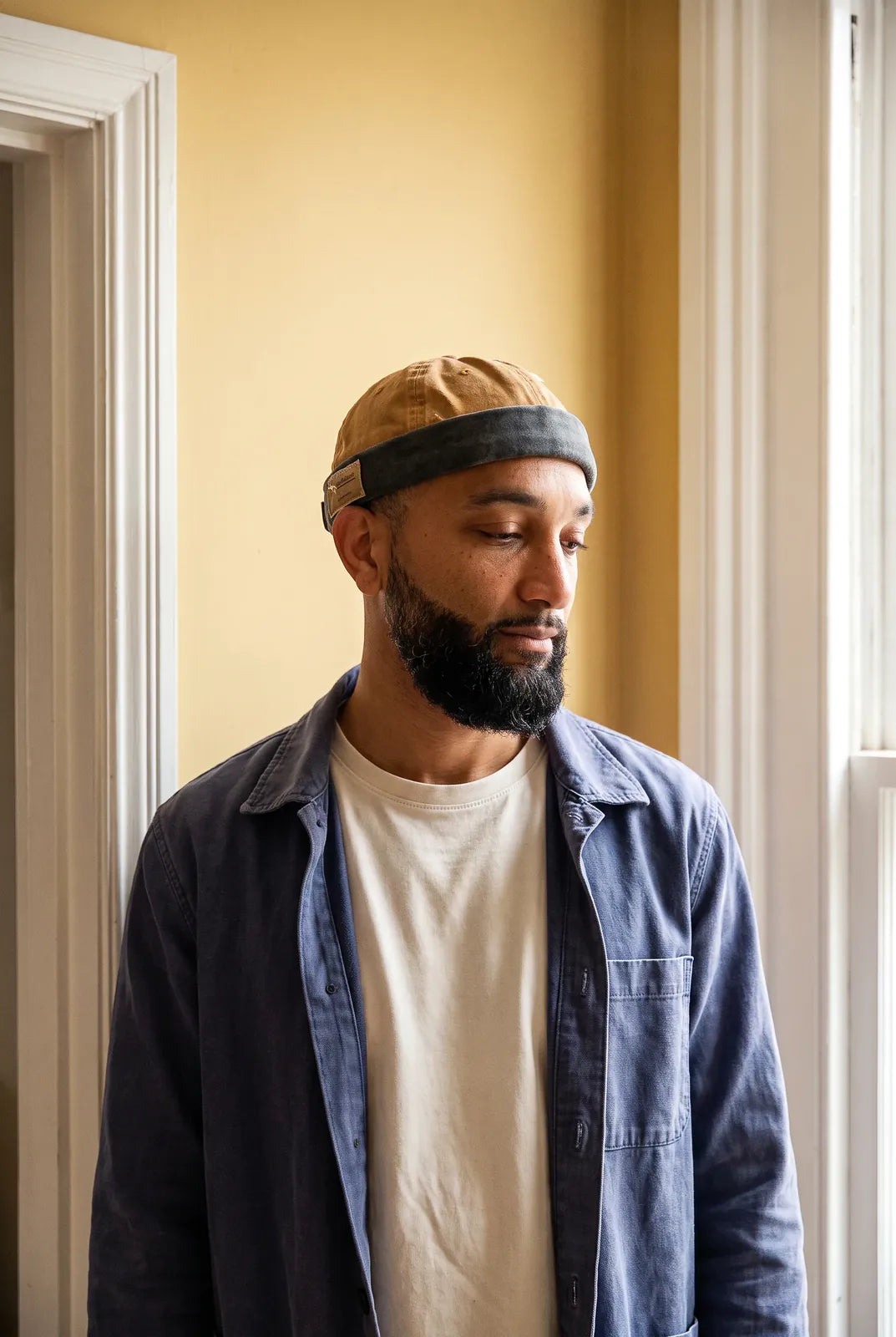 Bonnet docker Streetwear jaune porté par un homme en intérieur
