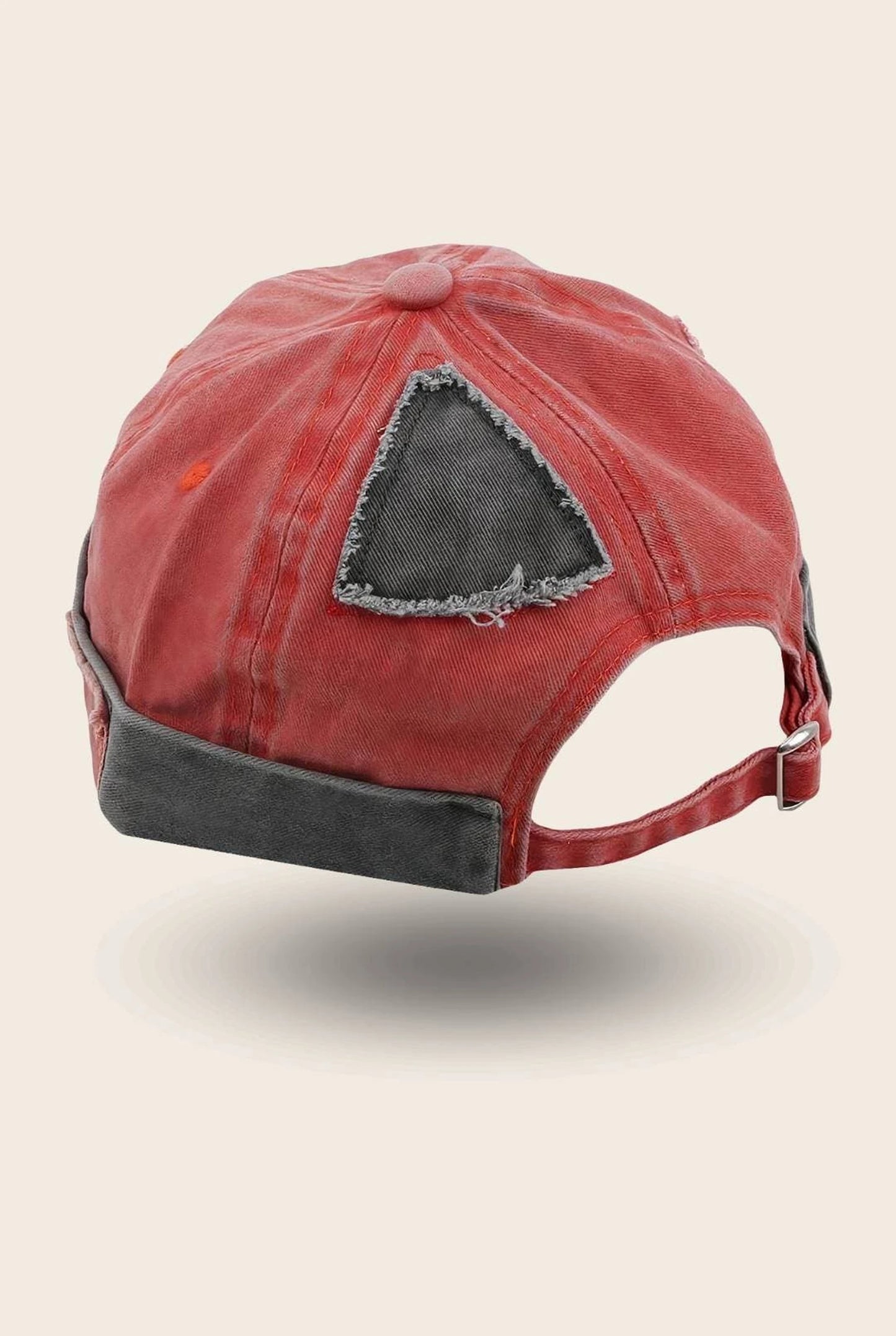 Bonnet docker streetwear rouge, vue de dos avec patch triangle