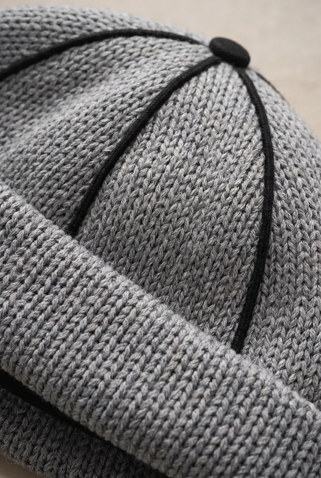 Gros plan sur la matière du bonnet docker Tricot bleu marine