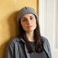 Bonnet docker Tricot bleu marine porté par une femme en intérieur