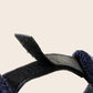 Gros plan sur la fermeture scratch du bonnet docker Tricot bleu marine