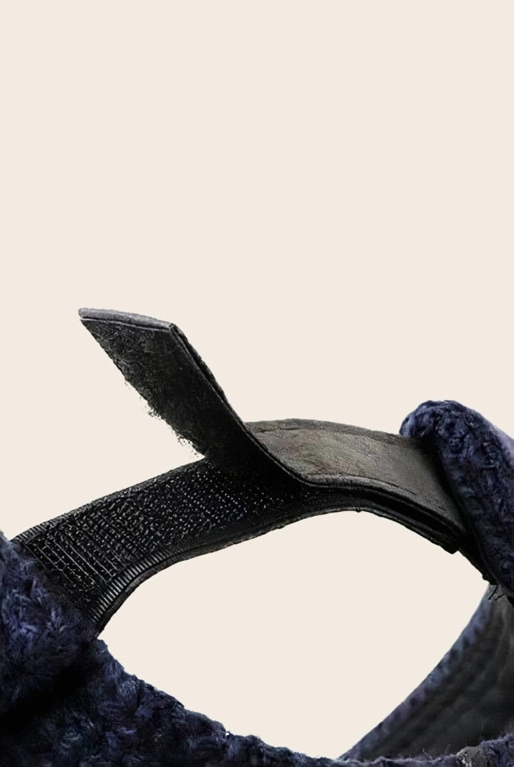 Gros plan sur la fermeture scratch du bonnet docker Tricot bleu marine