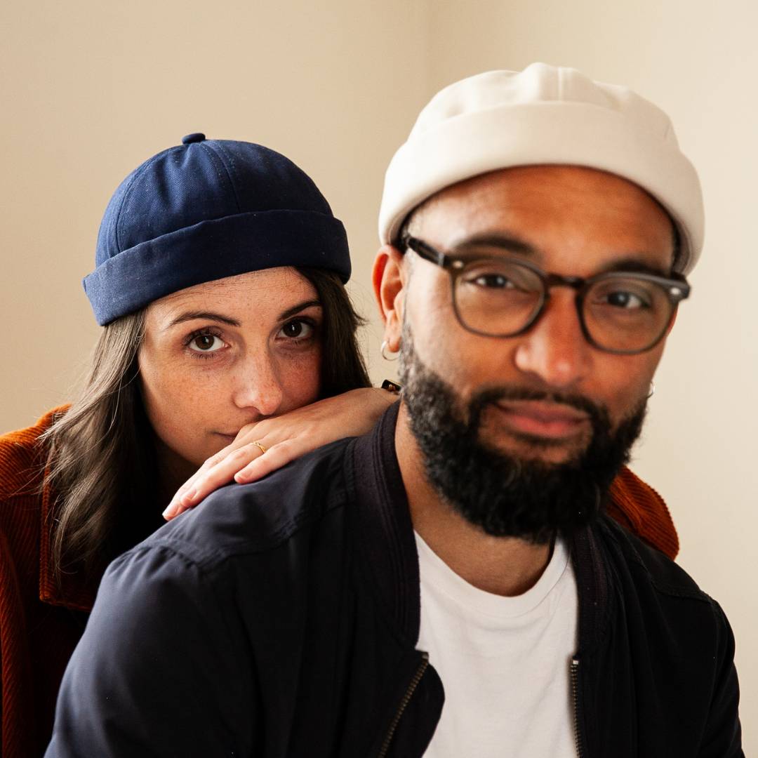 Bonnets docker uni bleu marine et blanc portés par un couple