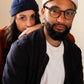 Bonnets docker uni bleu marine et blanc portés par un couple