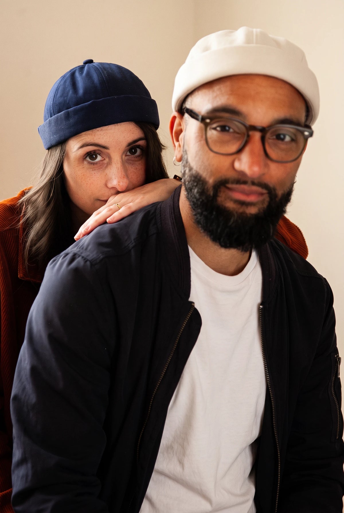 Bonnets docker uni bleu marine et blanc portés par un couple