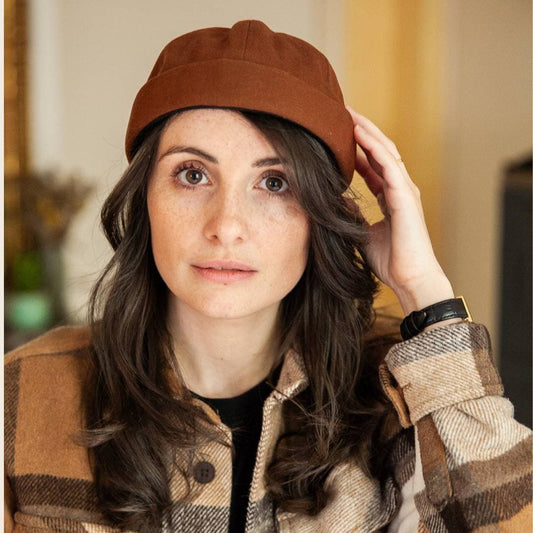 Bonnet docker uni terracotta porté par une femme