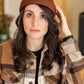 Bonnet docker uni terracotta porté par une femme