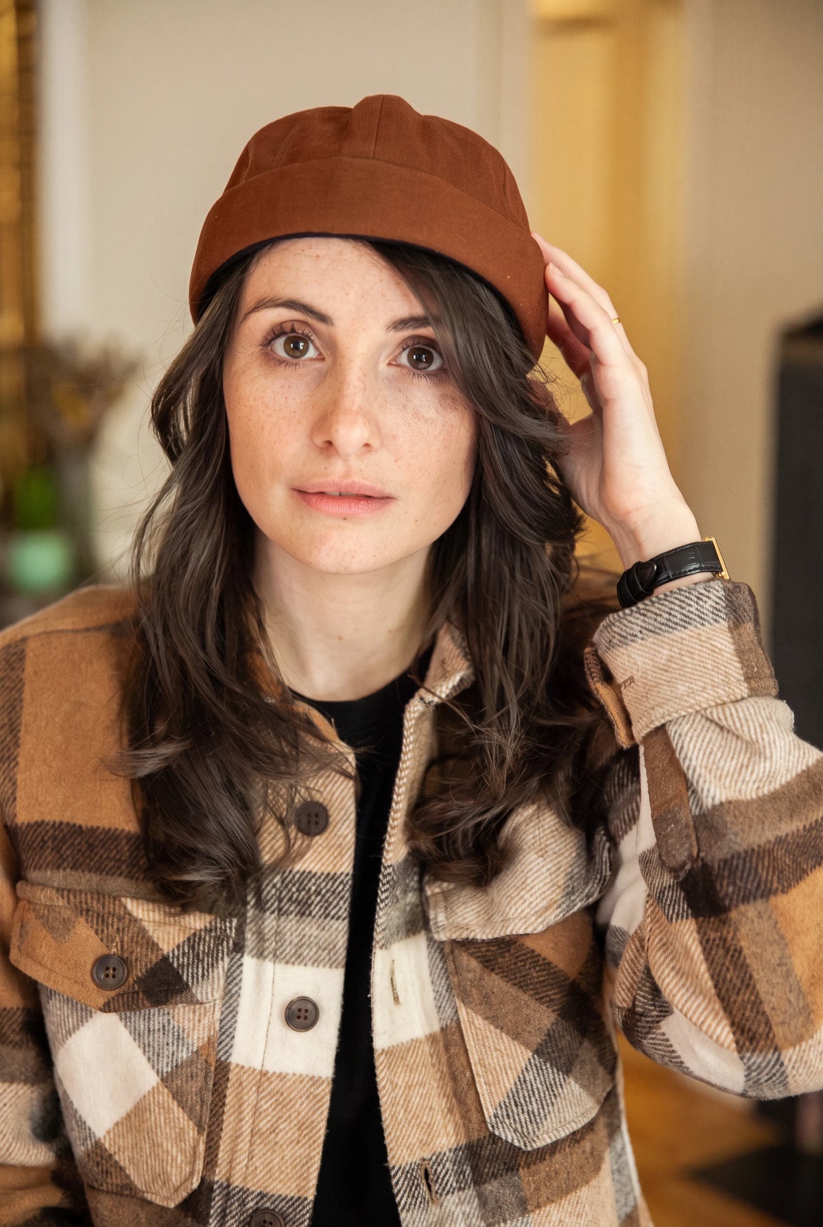 Bonnet docker uni terracotta porté par une femme