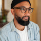 Bonnet docker uni noir porté par un homme, style urbain
