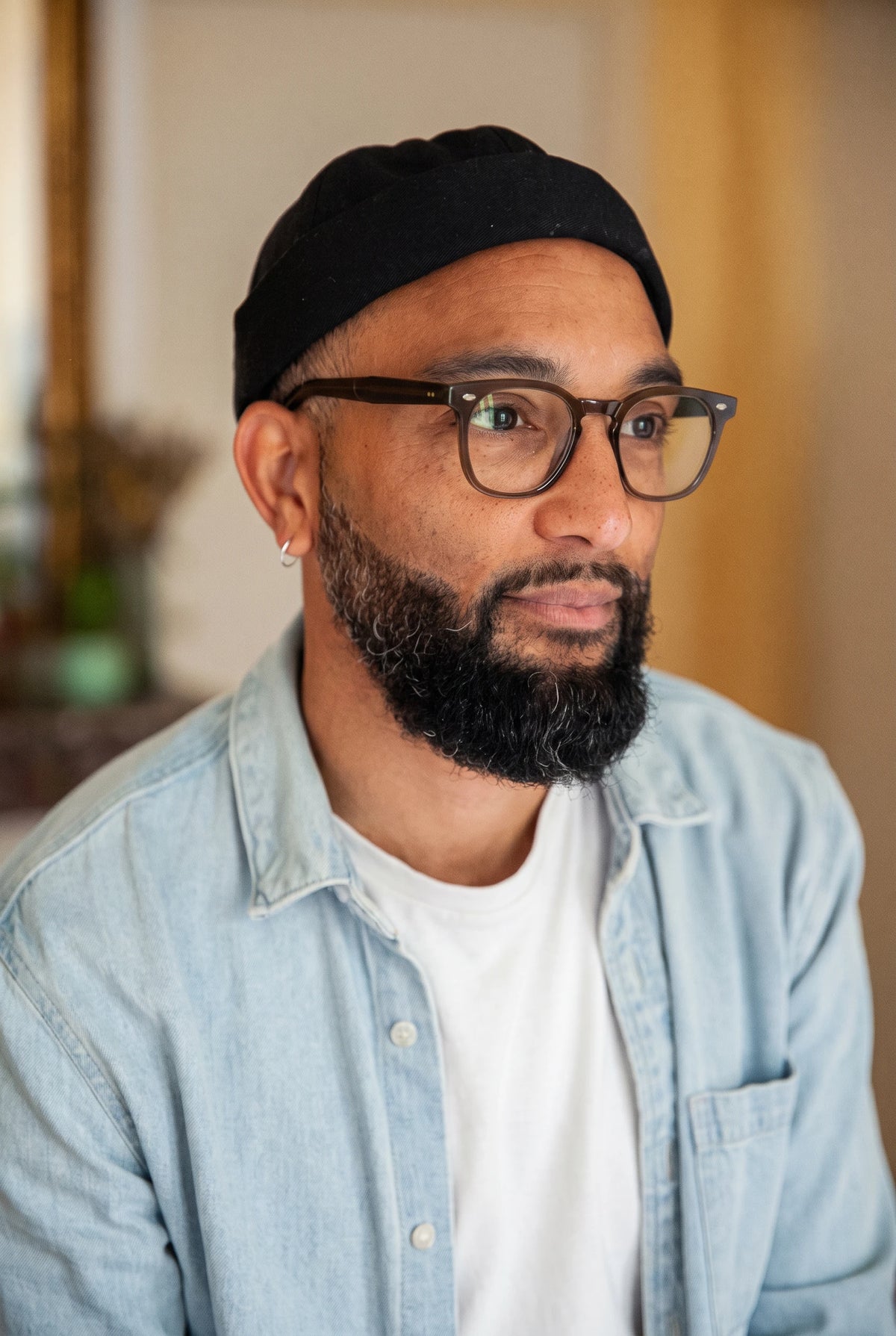 Bonnet docker uni noir porté par un homme, style urbain
