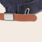 Gros plan sur la boucle en cuir du bonnet docker Velours bleu marine