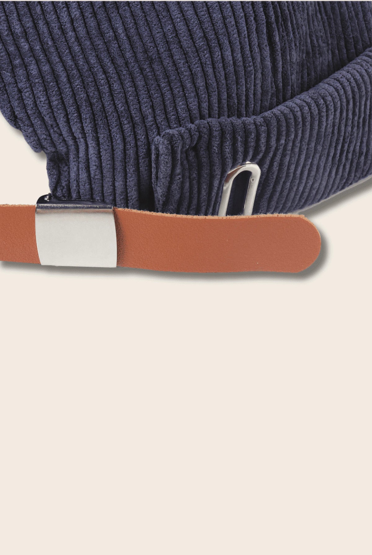 Gros plan sur la boucle en cuir du bonnet docker Velours bleu marine