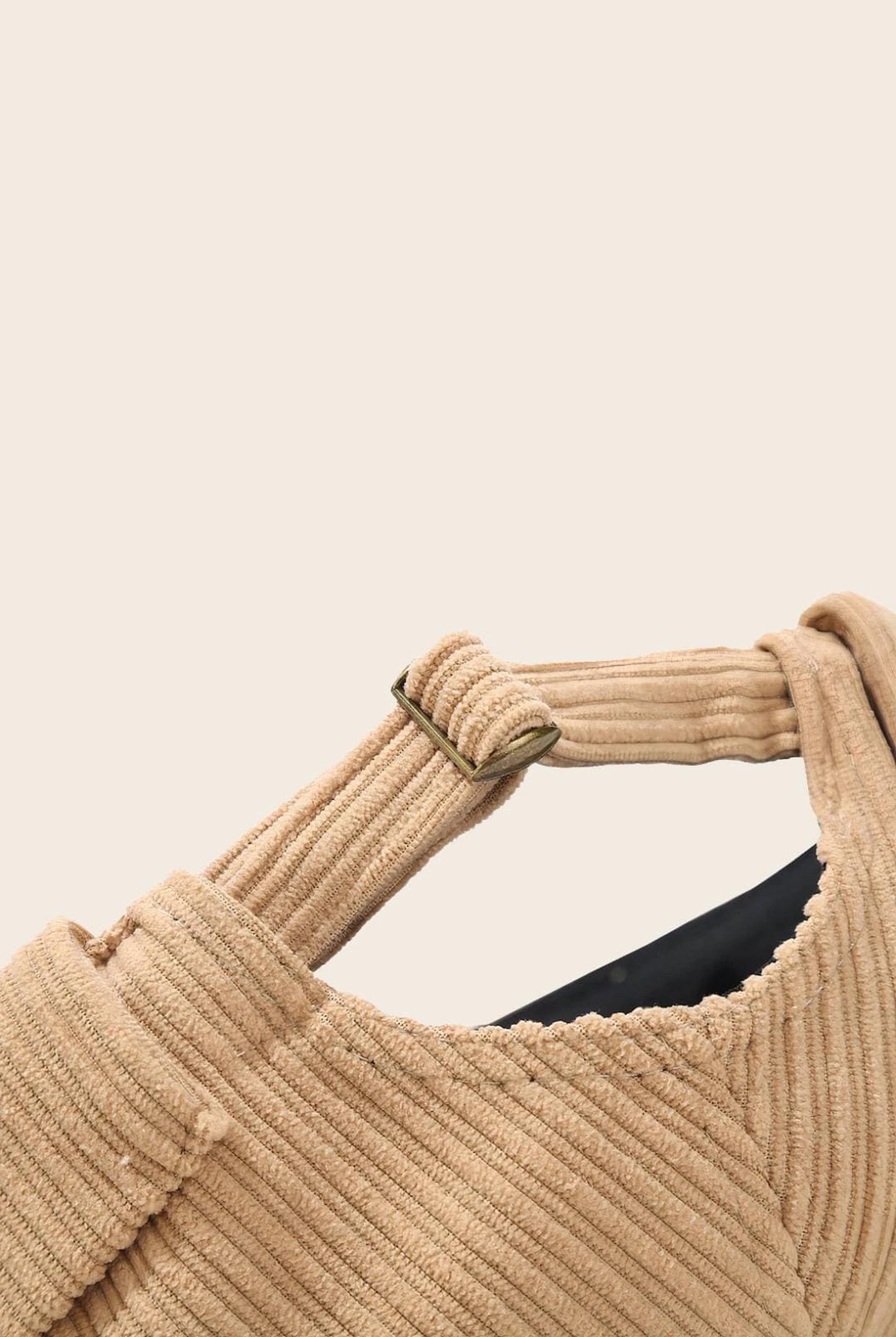 Gros plan sur la boucle de réglage du bonnet docker Velours Côtelé camel
