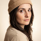 Bonnet docker Velours Côtelé violet porté par une femme, portrait